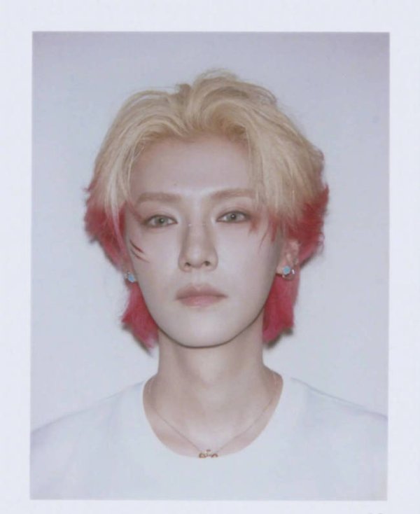 四川炒股配資 鹿晗“撕拉片”來了！一頭紅發(fā)帥得太權(quán)威